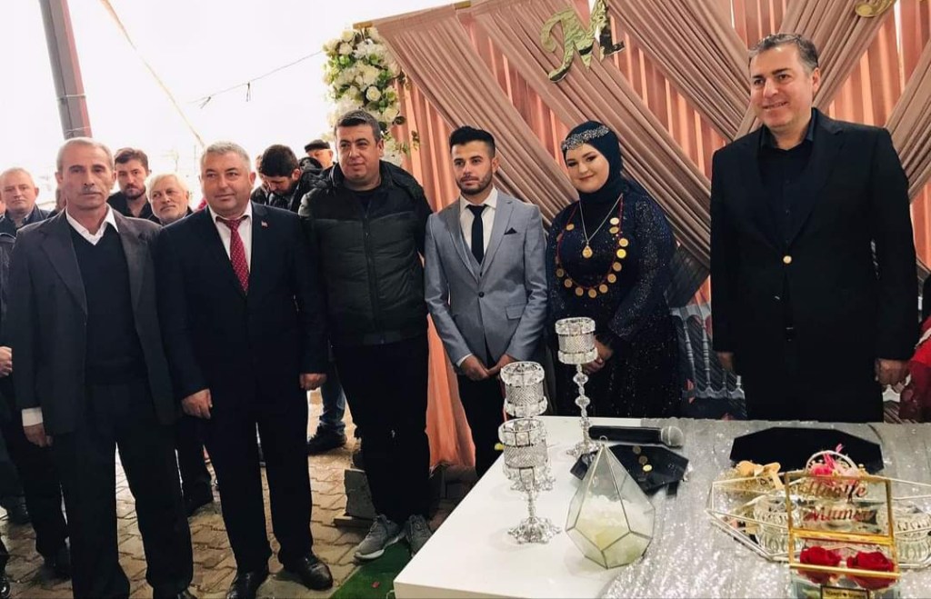 İDLİP GAZİSİNİN YÜZÜKLERİNİ İLÇE KAYMAKAMI TAKTI