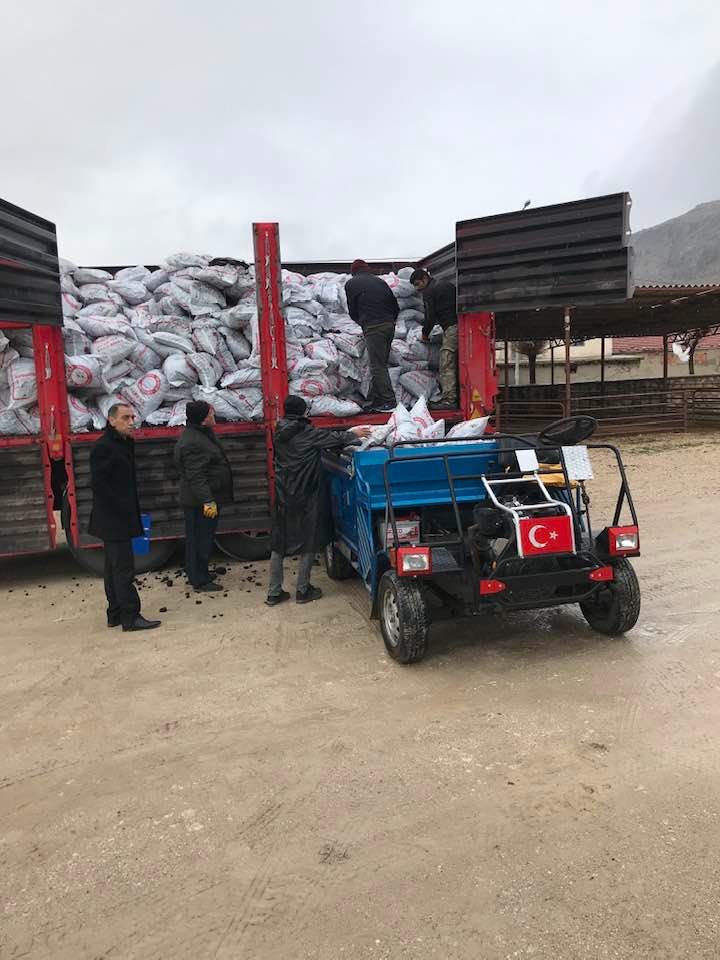 DİNAR’DA SOSYAL YARDIMLAŞMADA VAKFINDAN KÖMÜR DAĞITIMI