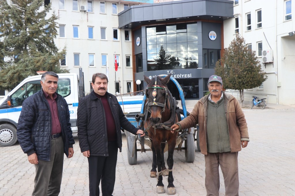 BAŞKAN SARI’DAN ATI ÖLEN AT ARABACIYA UZANAN YARDIM ELİ