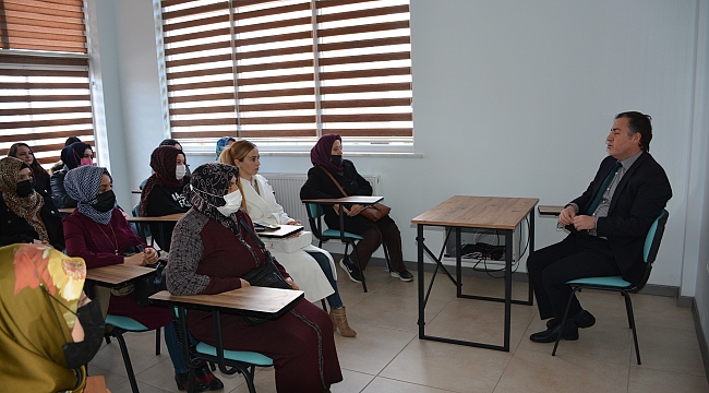 KAYMAKAM KAPANKAYA DİNAR KADIN KÜLTÜR EVİNDE SERBEST KÜRSÜ SÖYLEŞİSİNE KATILDI 2 Kadin kul.evi 1