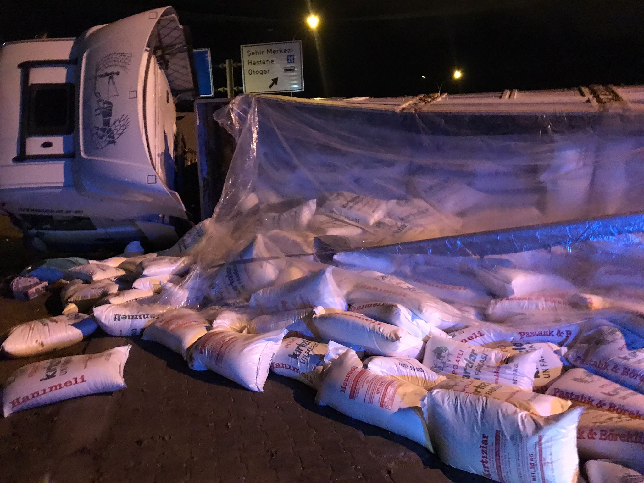 Un yüklü kamyon devrildi