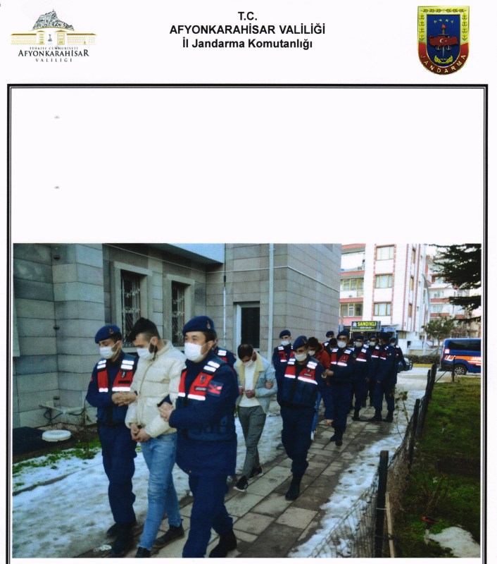 DİNAR SANDIKLI YOLUNDA BİR ARACI SİLAHLA TARADILAR