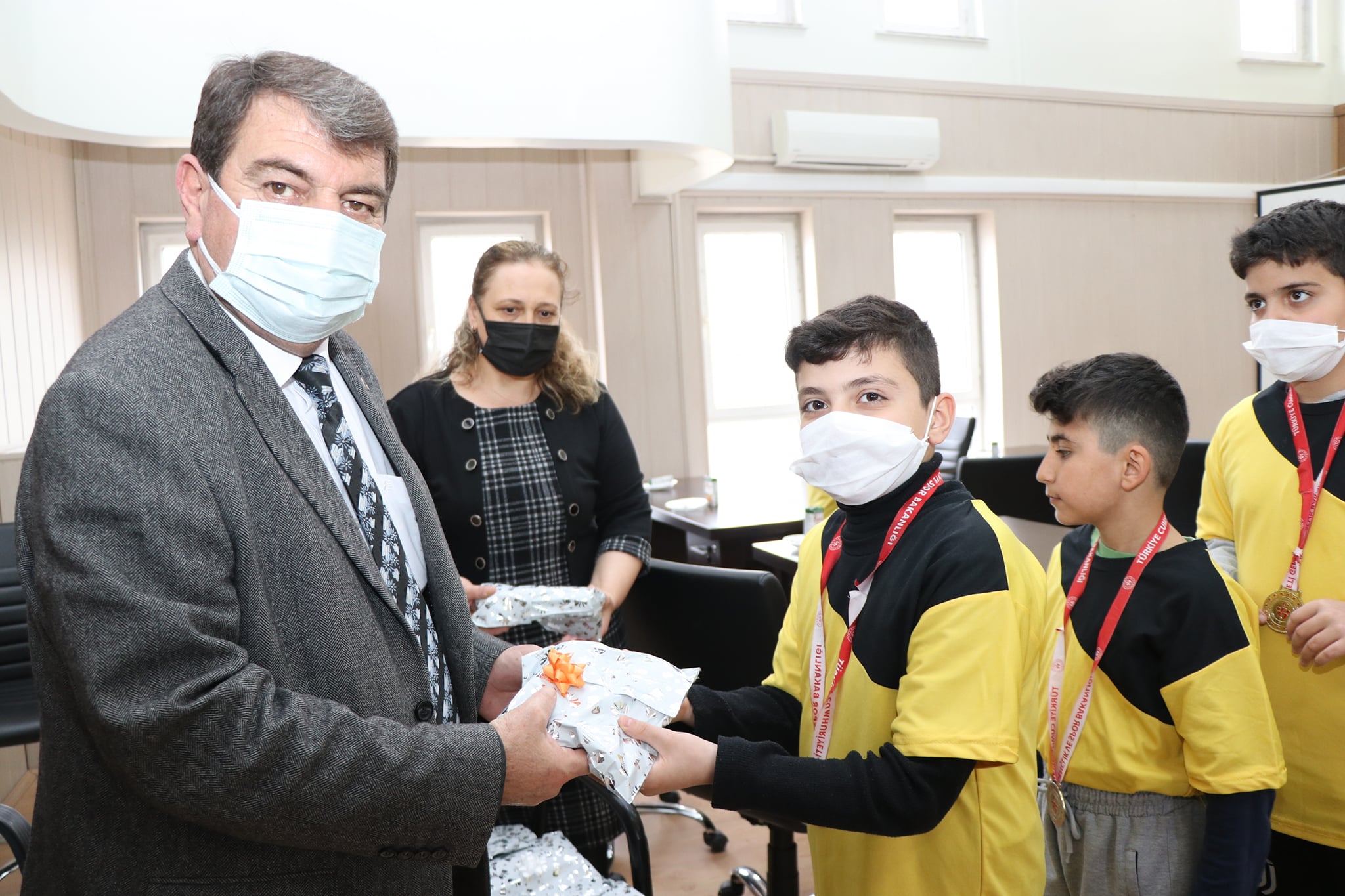 BAŞKAN SARI;”GENÇ SPORCULARIMIZIN HER ZAMAN YANINDAYIZ”