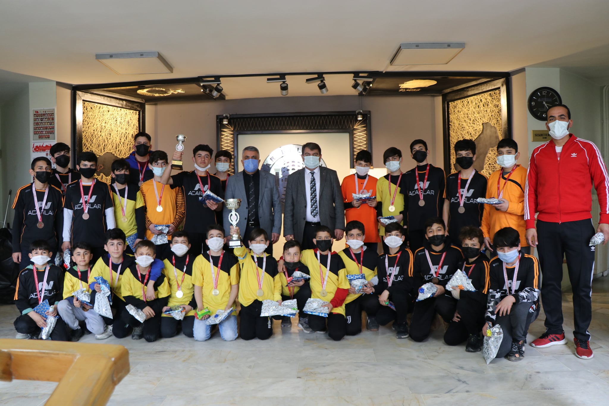 BAŞKAN SARI;”GENÇ SPORCULARIMIZIN HER ZAMAN YANINDAYIZ” 2 bSK 2