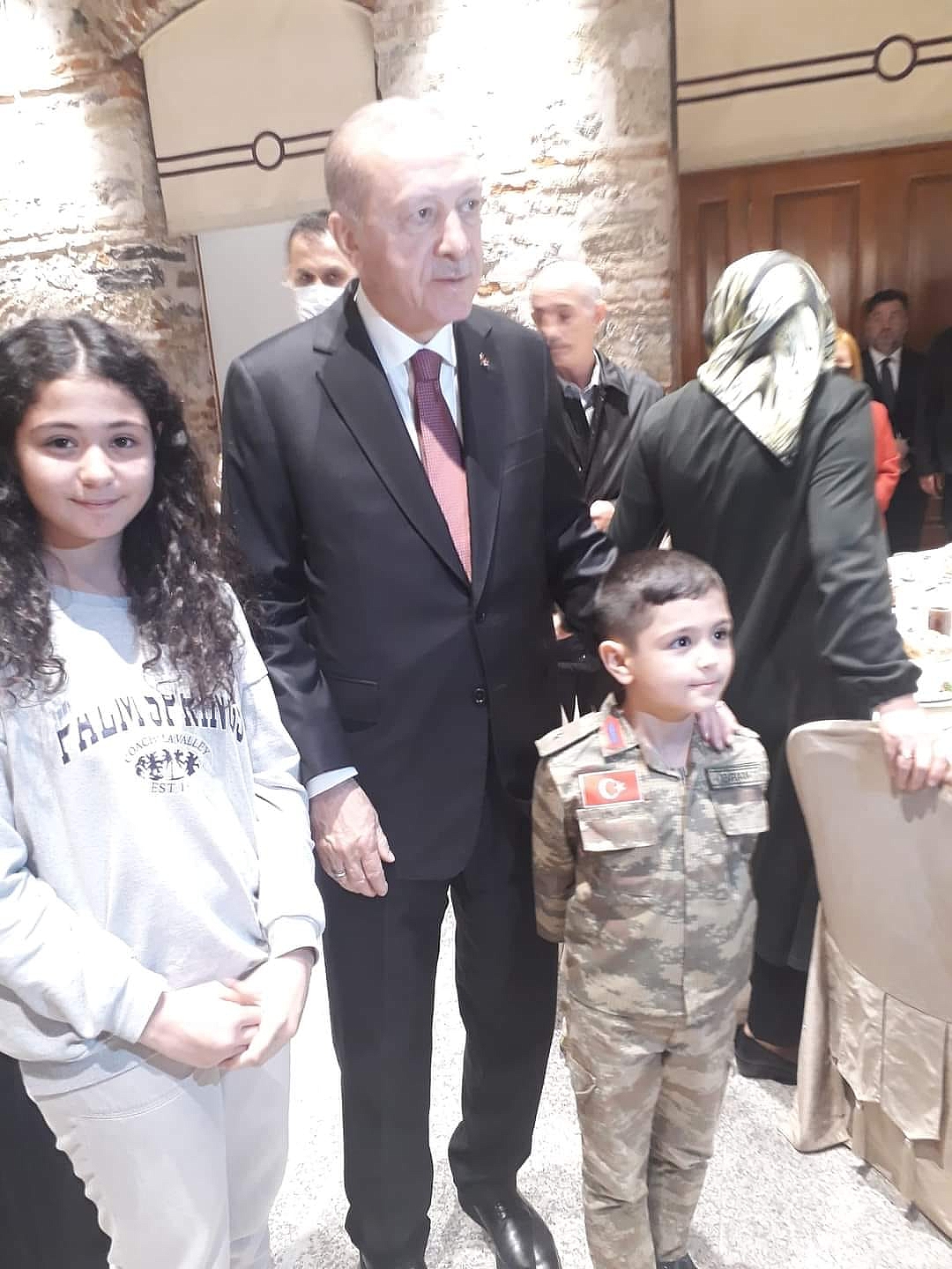 CUMHURBAŞKANIMIZ ERDOĞAN ŞEHİDİMİZ ŞAFAK EVRAN’IN ÇOCUKLARI İLE YAKINDAN İLGİLENDİ 1 2022 04 03 13 44 45