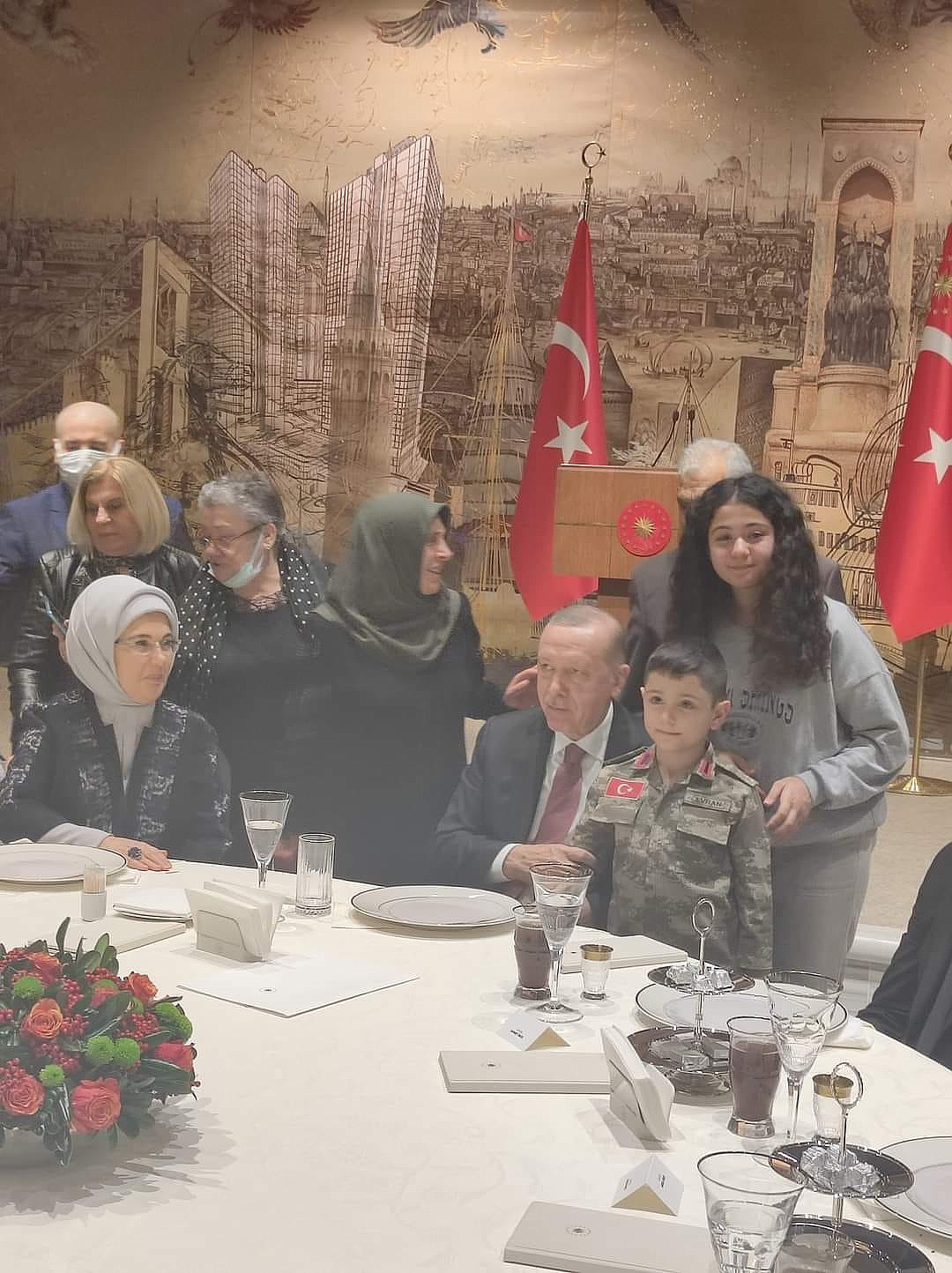 CUMHURBAŞKANIMIZ ERDOĞAN ŞEHİDİMİZ ŞAFAK EVRAN’IN ÇOCUKLARI İLE YAKINDAN İLGİLENDİ 2 2022 04 03 13 44 54