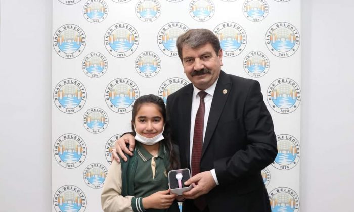 BELEDİYE BAŞKANI NİHAT SARI 23 NİSAN’DA KOLTUĞUNU ÇOCUKLARA DEVRETTİ