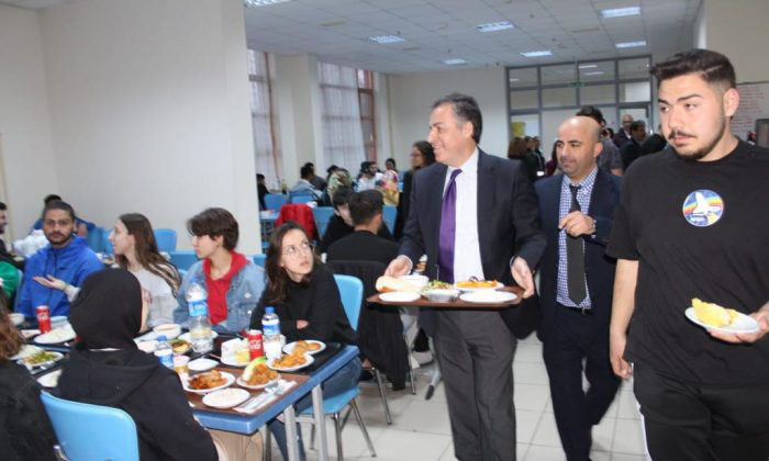 KAYMAKAM KAPANKAYA İFTARDA ÜNİVERSİTELİ ÖĞRENCİLERLE BİR ARAYA GELDİ