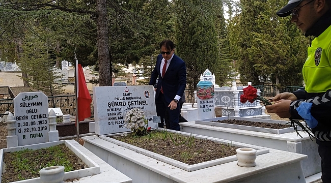 DİNAR EMNİYET MÜDÜRÜ NİHAT PULAT VE TEŞKİLATI ŞEHİTLERİMİZİ MEZARLARI BAŞINDA ANDI