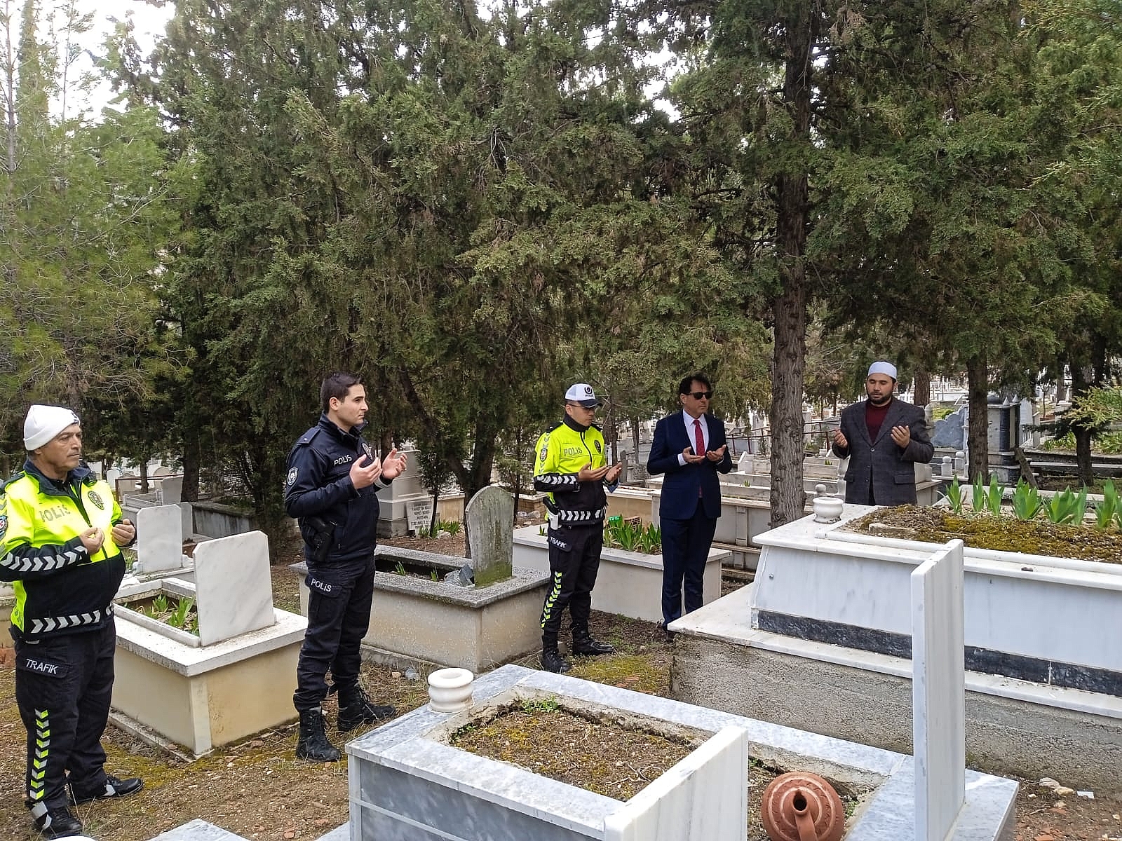 DİNAR EMNİYET MÜDÜRÜ NİHAT PULAT VE TEŞKİLATI ŞEHİTLERİMİZİ MEZARLARI BAŞINDA ANDI 2 Polis 2