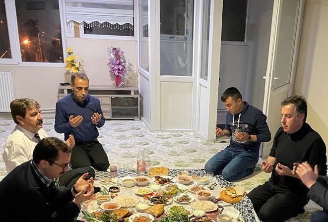 KAYMAKAM KAPANKAYA, KINIK’TA ŞEHİT İBRAHİM SARGININ AİLESİYLE BİRLİKTE İFTARINI AÇTI 3 Sehit ailesi 2