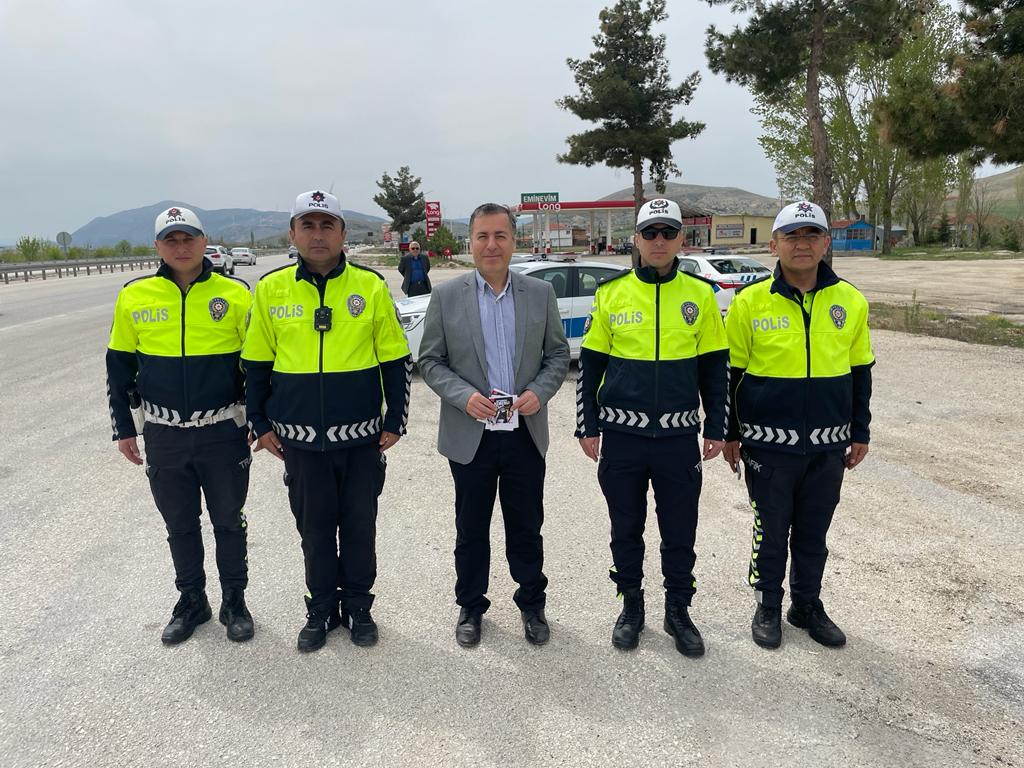 DİNAR KAYMAKAMIMIZ "BAYRAMINIZ KEMERLİ OLSUN" KAMPANYA BİLGİLENDİRMESİ İÇİN SAHADAYDI 2 trafik 2