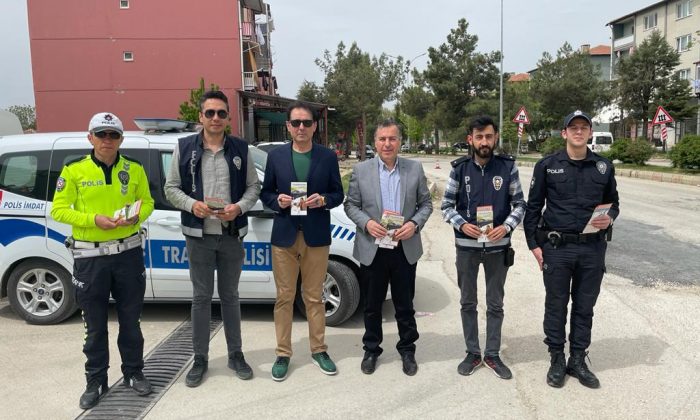 DİNAR KAYMAKAMIMIZ “BAYRAMINIZ KEMERLİ OLSUN”   KAMPANYA BİLGİLENDİRMESİ İÇİN SAHADAYDI