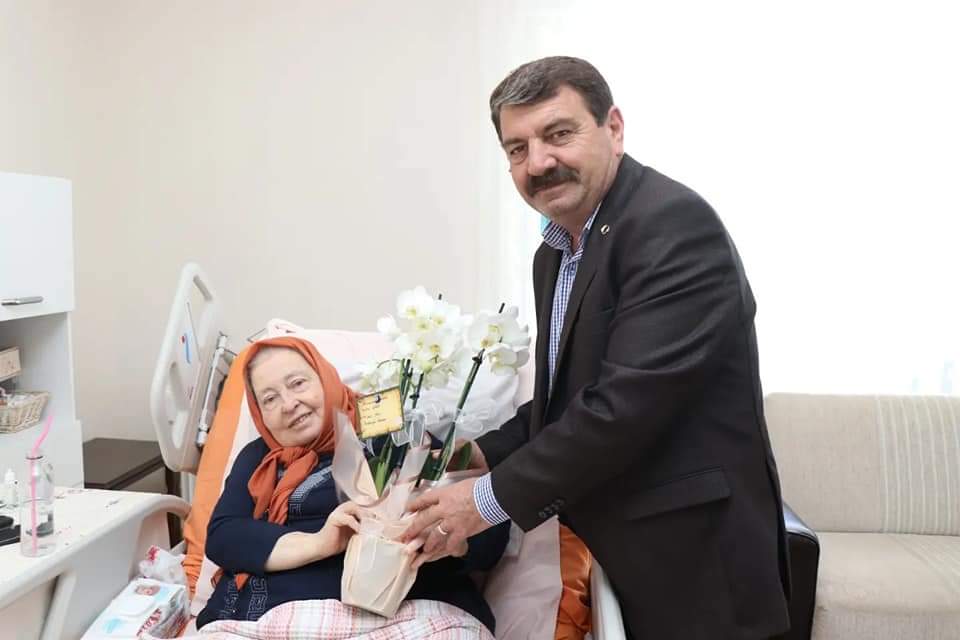 BELEDİYE BAŞKANIMIZ  SARI, ANNELER GÜNÜNDE AYNUR TEYZEMİZİ ZİYARET ETTİ