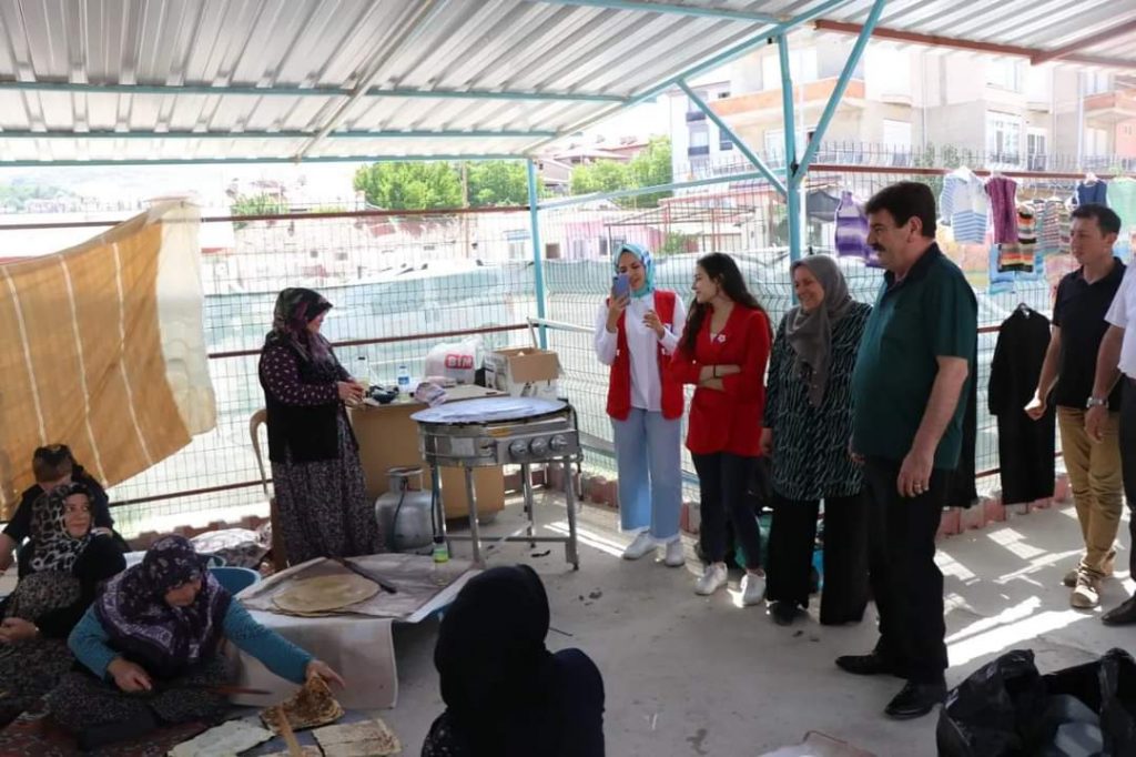 DİNAR KIZILAY ŞUBESİ VE BELEDİYE İŞ BİRLİĞİNDEKİ KERMES AÇILDI 2 Kermes 2