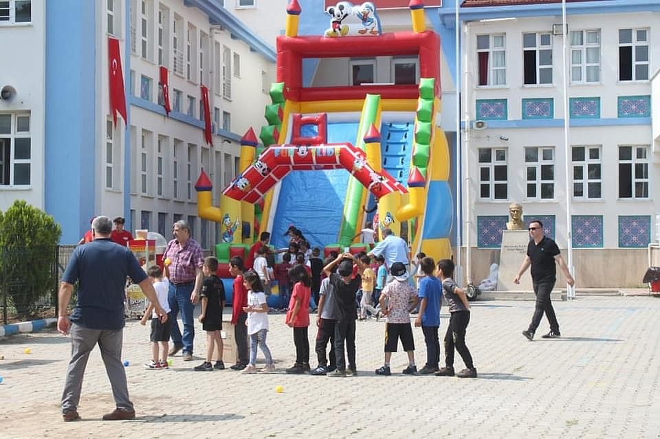 MENDERES OKULUNDA ÇOCUK ŞENLİĞİ YAPILDI 3 2022 06 14 10 34 39