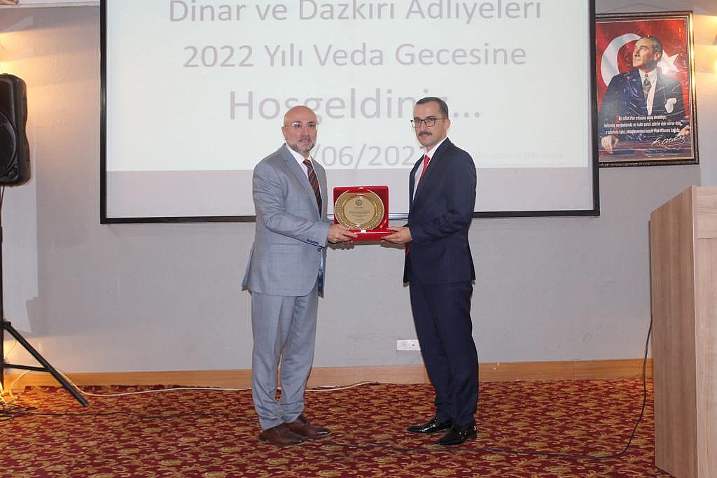 TAYİNİ ÇIKAN DİNAR BAŞSAVCISI ile HAKİM VE SAVCILAR İÇİN VEDA PROGRAMI YAPILDI 5 2022 06 23 22 31 52