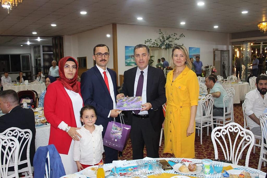 TAYİNİ ÇIKAN DİNAR BAŞSAVCISI ile HAKİM VE SAVCILAR İÇİN VEDA  PROGRAMI YAPILDI