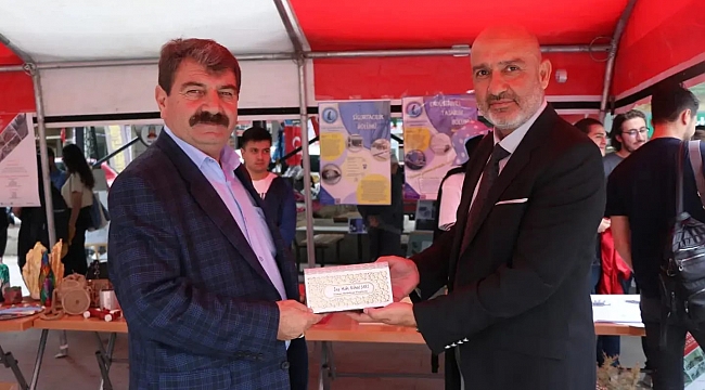 ÜNİVERSİTE SERGİ AÇILIŞINDA BELEDİYE BAŞKANIMIZA ANLAMLI HEDİYE 1 Bsk 1