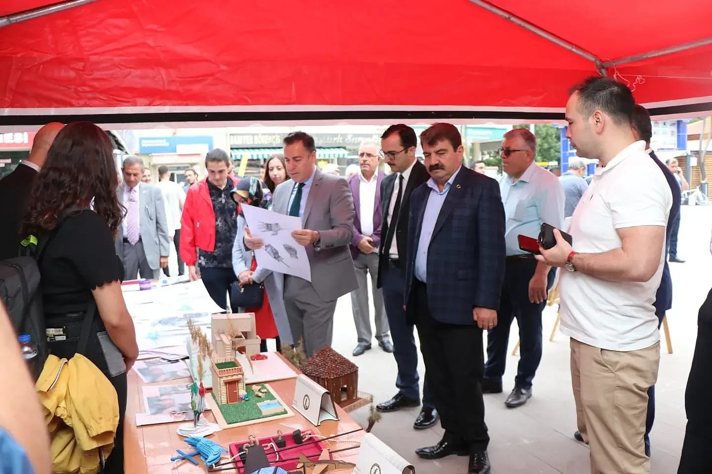 ÜNİVERSİTE SERGİ AÇILIŞINDA BELEDİYE BAŞKANIMIZA ANLAMLI HEDİYE 2 Bsk 2