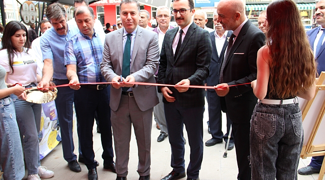 DİNAR’DA YÜKSEKOKUL ÖĞRENCİLERİNİN YAPTIĞI RESİM VE EL SANATLARI SERGİSİ BÜYÜK  İLGİ GÖRDÜ 