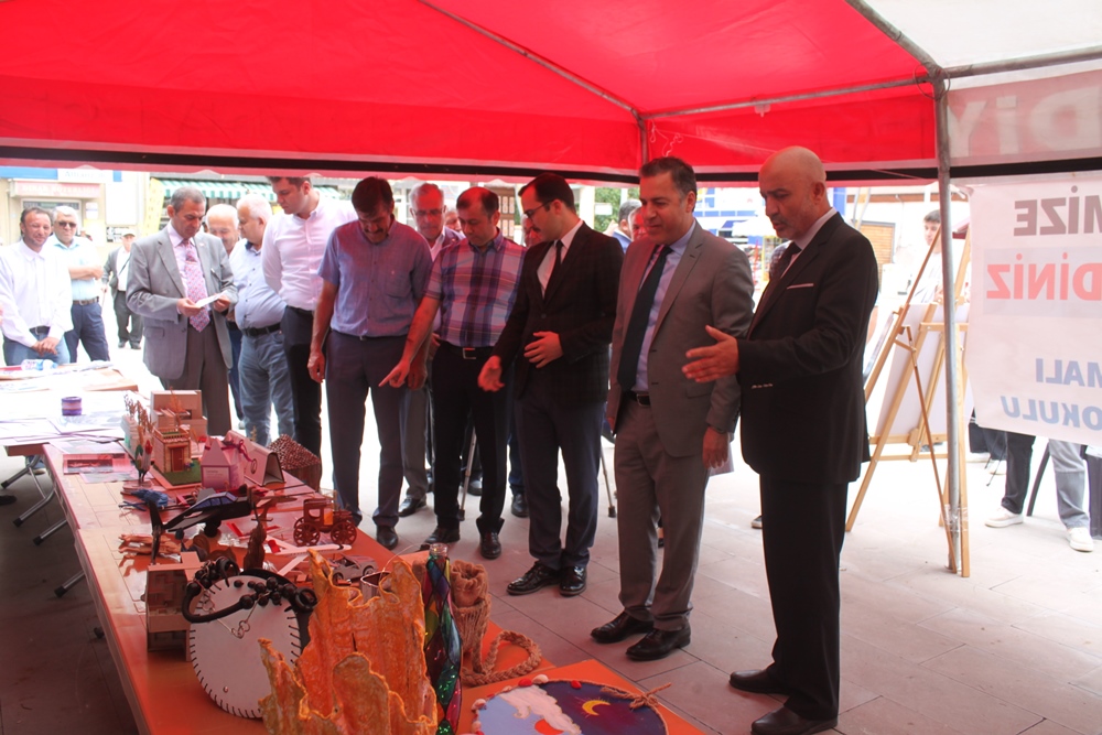 DİNAR’DA YÜKSEKOKUL ÖĞRENCİLERİNİN YAPTIĞI RESİM VE EL SANATLARI SERGİSİ BÜYÜK İLGİ GÖRDÜ 3 DMYO 3