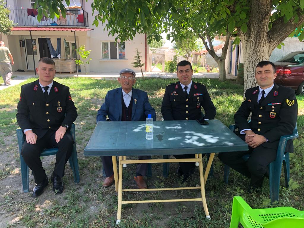 İLÇE JANDARMA KOMUTANI BABALAR GÜNÜNDE ŞEHİTLERİMİZİN BABALARIYLA BERABERDİ 2 Jandaema 1