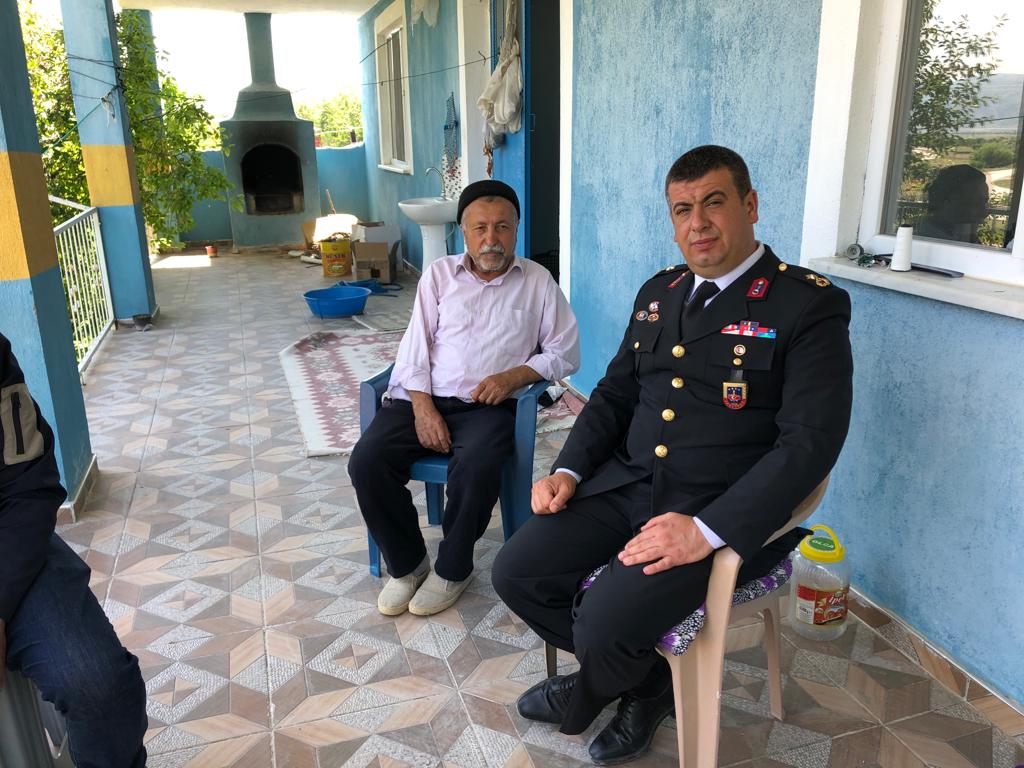 İLÇE JANDARMA KOMUTANI BABALAR GÜNÜNDE ŞEHİTLERİMİZİN BABALARIYLA BERABERDİ