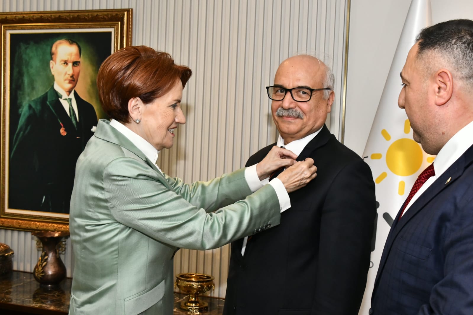 GENEL BAŞKAN AKŞENER İYİ PARTİ ROZETİNİ TAKTI
