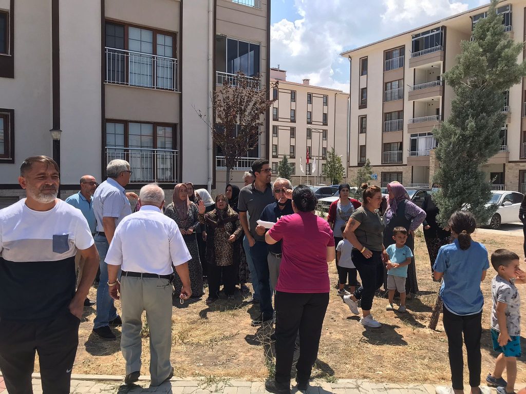 DİNAR'DA 3. ETAP TOKİ AİDATLARINA VATANDAŞLAR TEPKİLİ 2 Toki 1