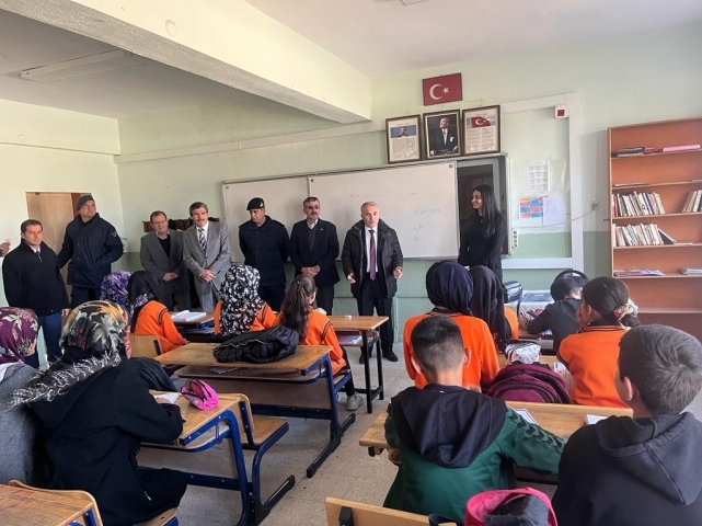 KAYMAKAM DURU GÖÇERLİ İLK VE ORTA OKULUNU ZİYARET ETTİ 2 10290175821666361697