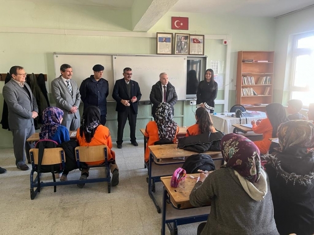 KAYMAKAM DURU GÖÇERLİ İLK VE ORTA OKULUNU ZİYARET ETTİ 4 4661371521666361698