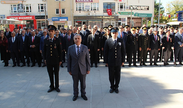 Dinar’da 29 Ekim Cumhuriyet Bayramı Çelenk Koyma Töreni 2 Celenk koyma 1
