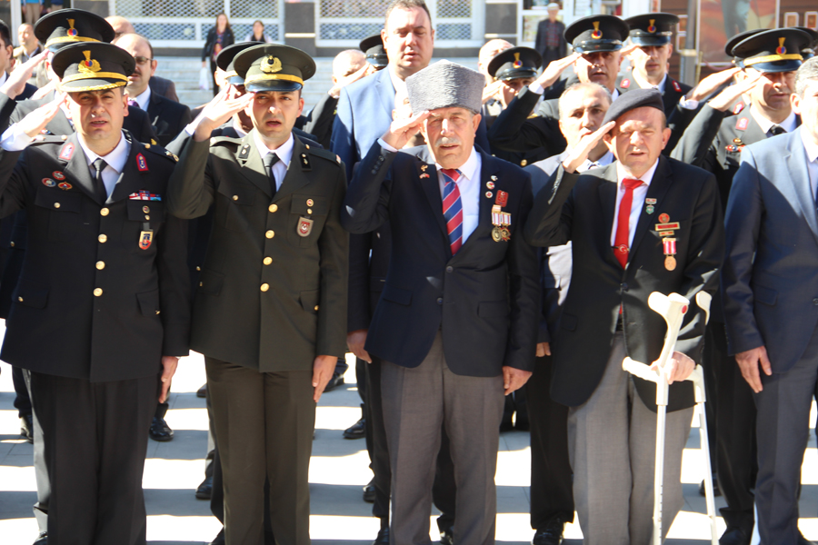 Dinar’da 29 Ekim Cumhuriyet Bayramı Çelenk Koyma Töreni 11 Celenk koyma 10
