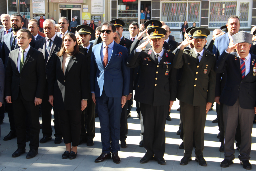 Dinar’da 29 Ekim Cumhuriyet Bayramı Çelenk Koyma Töreni 12 Celenk koyma 11