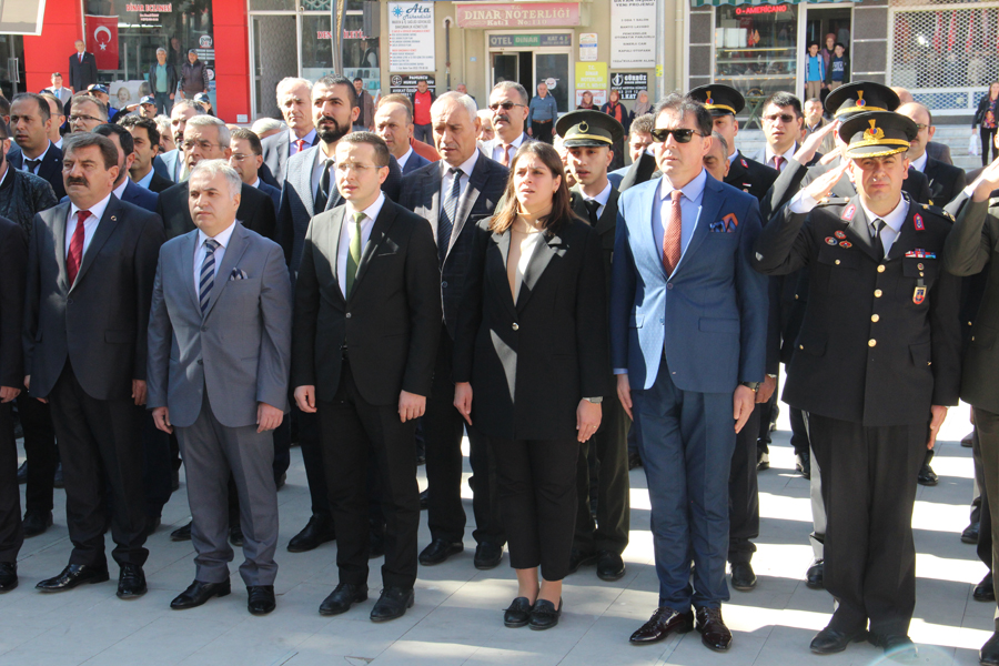 Dinar’da 29 Ekim Cumhuriyet Bayramı Çelenk Koyma Töreni 3 Celenk koyma 2
