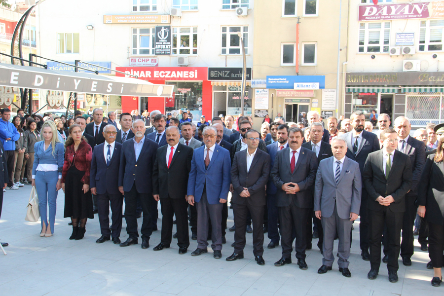 Dinar’da 29 Ekim Cumhuriyet Bayramı Çelenk Koyma Töreni 4 Celenk koyma 3