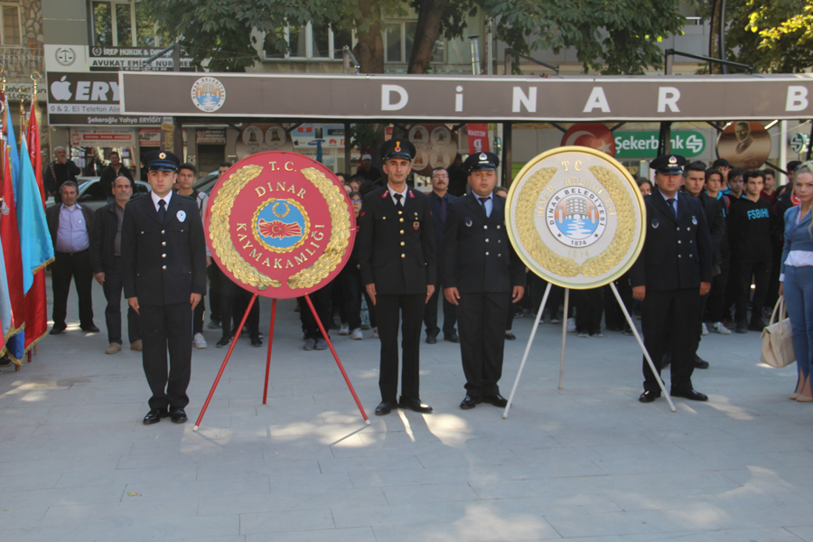Dinar’da 29 Ekim Cumhuriyet Bayramı Çelenk Koyma Töreni 5 Celenk koyma 4