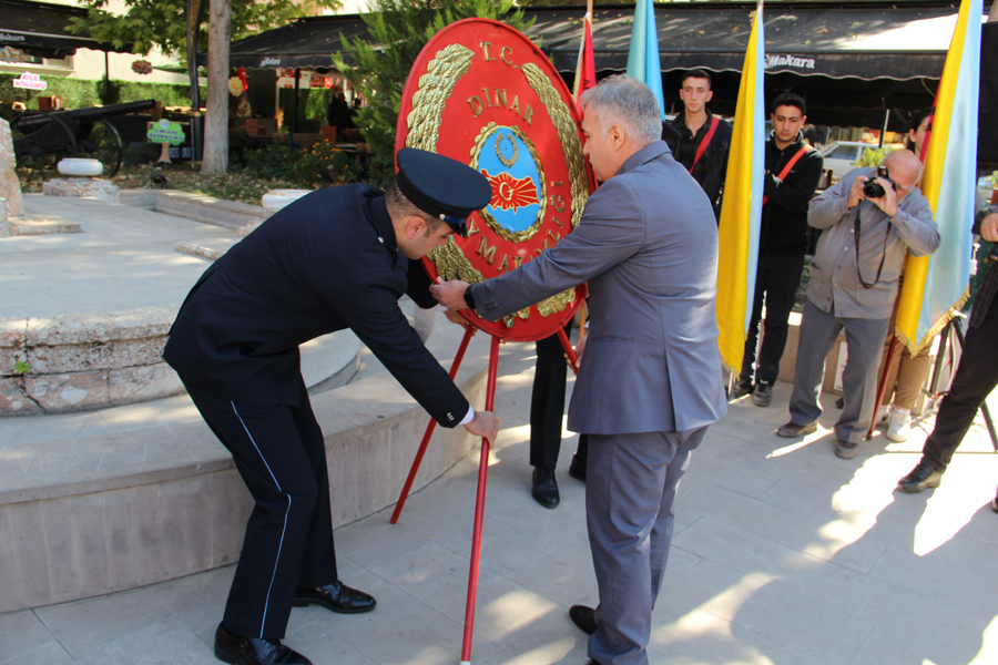 Dinar’da 29 Ekim Cumhuriyet Bayramı Çelenk Koyma Töreni 7 Celenk koyma 6