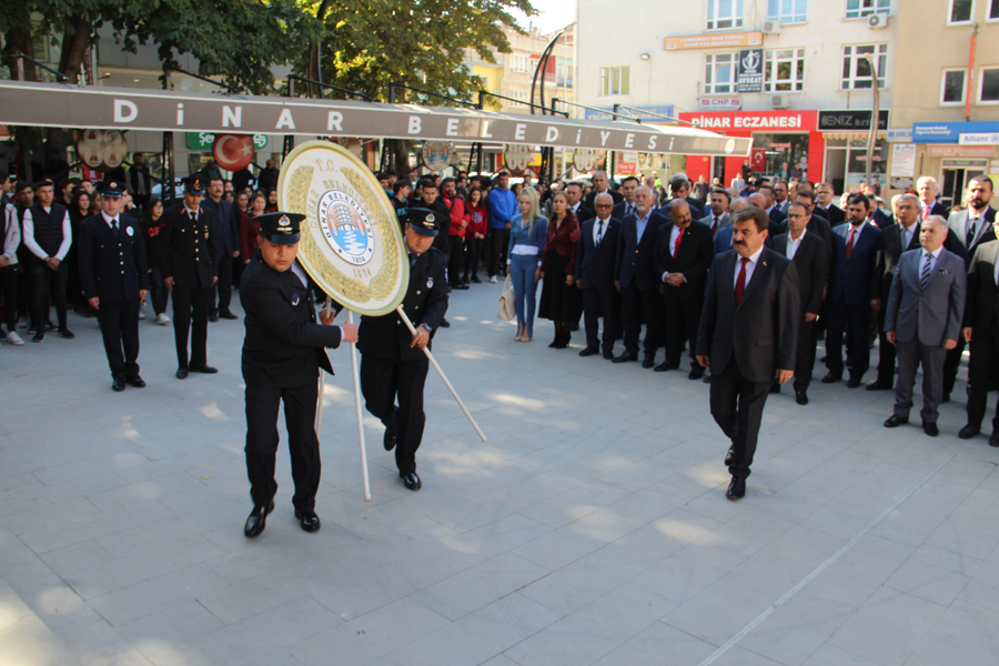 Dinar’da 29 Ekim Cumhuriyet Bayramı Çelenk Koyma Töreni 8 Celenk koyma 7