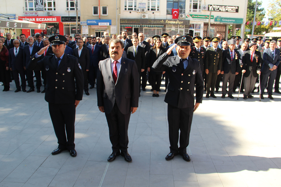 Dinar’da 29 Ekim Cumhuriyet Bayramı Çelenk Koyma Töreni 9 Celenk koyma 8