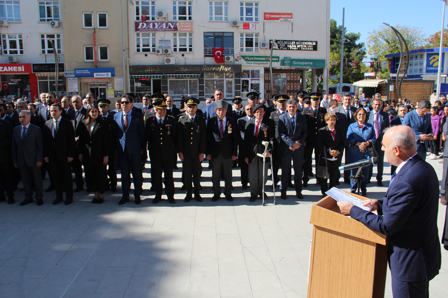 Dinar’da 29 Ekim Cumhuriyet Bayramı Çelenk Koyma Töreni 10 Celenk koyma 9
