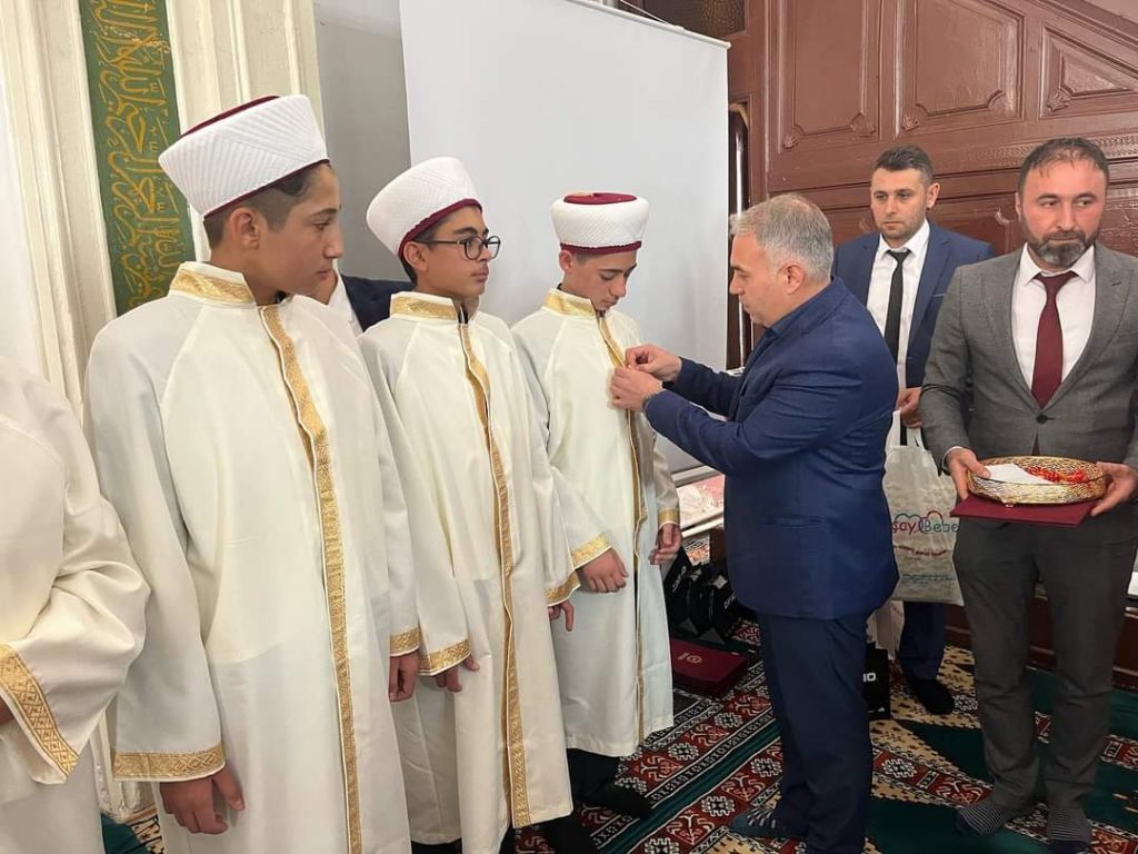 HAFIZLIK EĞİTİMİNİ TAMAMLAYAN ÖĞRENCİLERİMİZ ÖDÜLLENDİRİLDİ 5 FB IMG 1665835678130