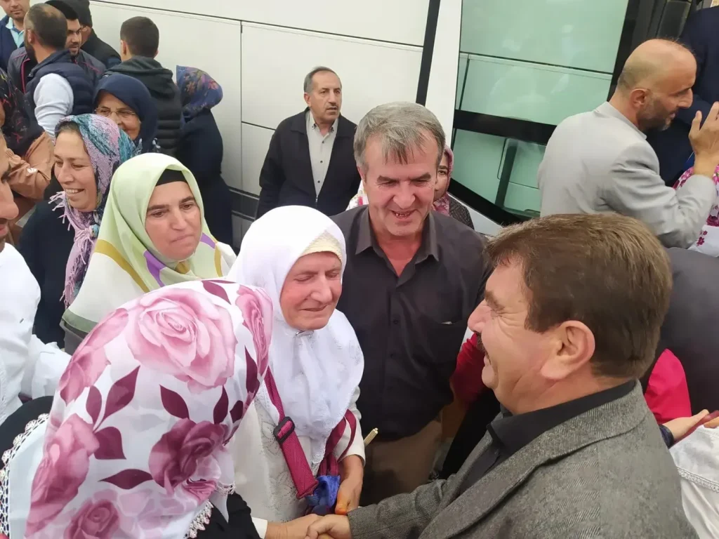 BELEDİYE BAŞKANIMIZ NİHAT SARI, UMREYE GİDEN VATANDAŞLARIMIZI UĞURLADI 