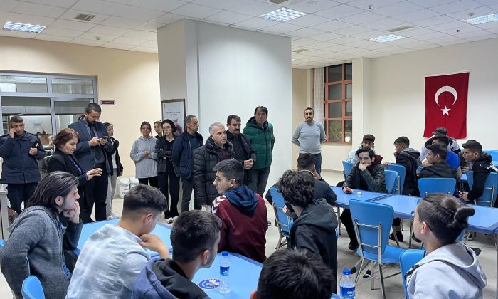 BELEDİYE BAŞKANIMIZ NİHAT SARI, DEPREM ANINDA ÇÖK-KAPAN-TUTUN