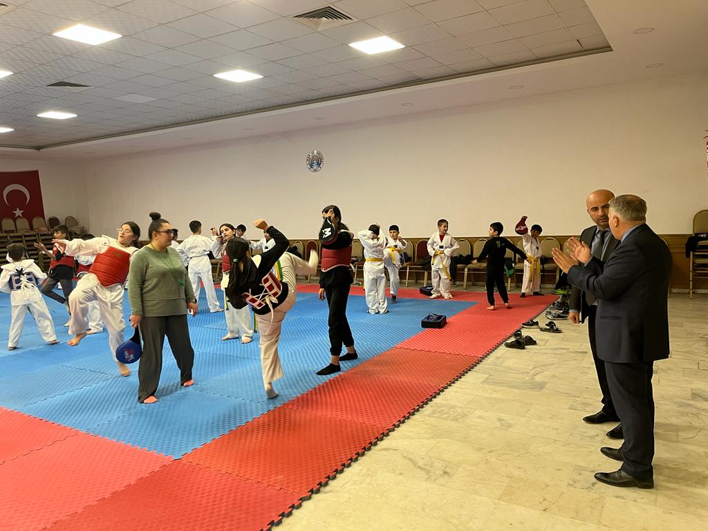 KAYMAKAM DURU’DAN TAEKWONDO KURSUNA ZİYARET 