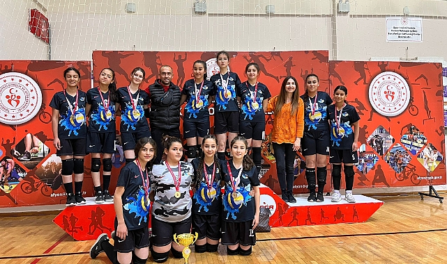 SERMAYE PİYASASI KURULU YATILI BÖLGE ORTAOKULU YILDIZ KIZLAR VOLEYBOL TAKIMI İL ŞAMPİYONU OLDU