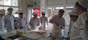 ÖĞRENCİLER PASTA YAPIMI İÇİN SARAY PASTANESİNDE