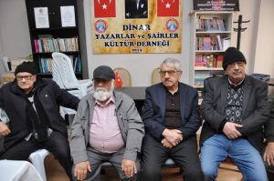 ŞAİR VE YAZARLAR BİR ARAYA GELEREK SÜLEYMAN UYSALA ÖVGÜLER DAĞITTILAR