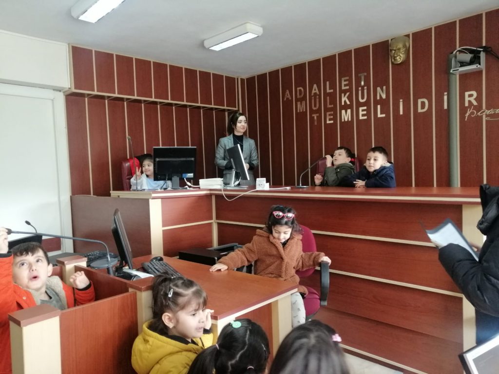Minik Öğrenciler Mahkeme Salonunda Drama Düzenledi